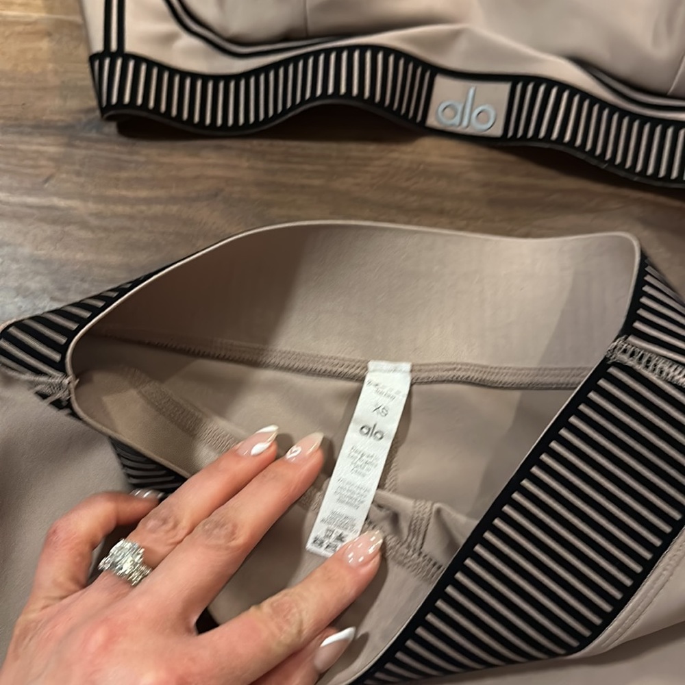 ALO Yoga Taupe & Black Contrast Sports Bra - Picture 6 of 10